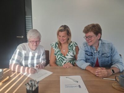 Vlnr: bestuursleden Ria van Hien, Maaike Jansen en Inge Boerkamp (foto aangeleverd)