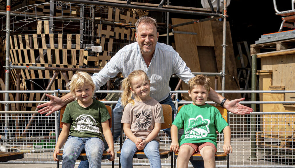 Jochem van Gelder lanceert? Corsop raatjes’ met Vollenhoofse jeugd (foto Johan Vis)