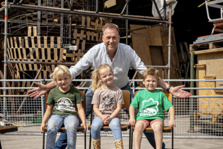 Jochem van Gelder lanceert? Corsop raatjes’ met Vollenhoofse jeugd (foto Johan Vis)