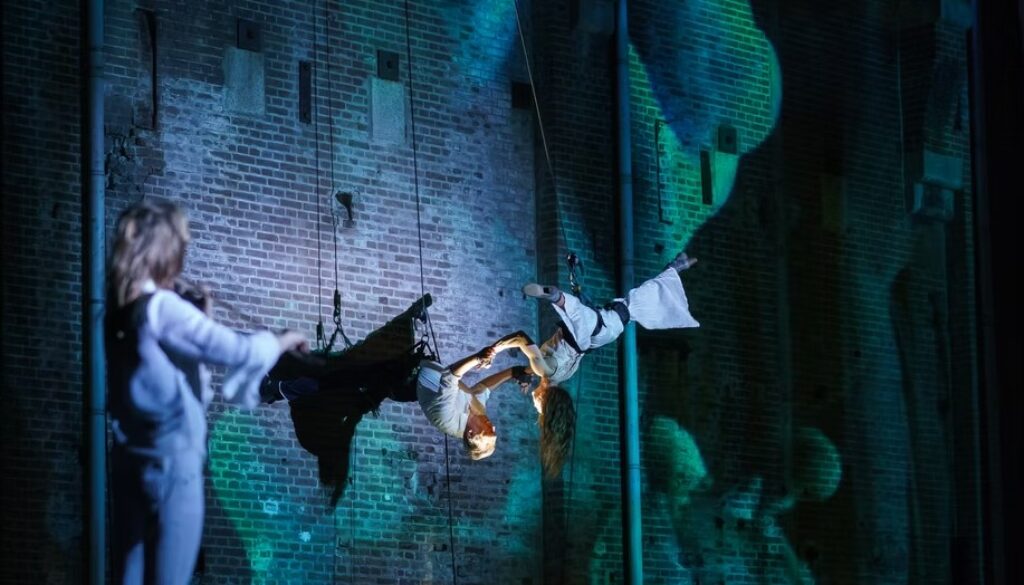 Acrobaten en dansers gaan een act uitvoeren bij de Steenwijker Toren (foto aangeleverd)