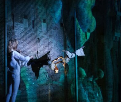 Acrobaten en dansers gaan een act uitvoeren bij de Steenwijker Toren (foto aangeleverd)