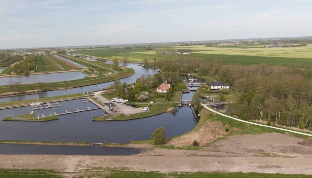 De Driewegsluis langs de Linde (foto: Dirk Brans).