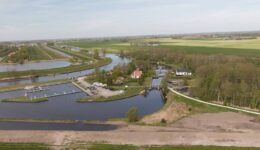 De Driewegsluis langs de Linde (foto: Dirk Brans).