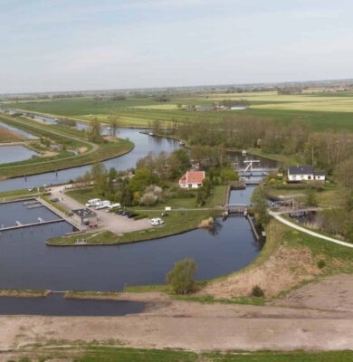 De Driewegsluis langs de Linde (foto: Dirk Brans).