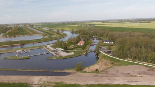 De Driewegsluis langs de Linde (foto: Dirk Brans).
