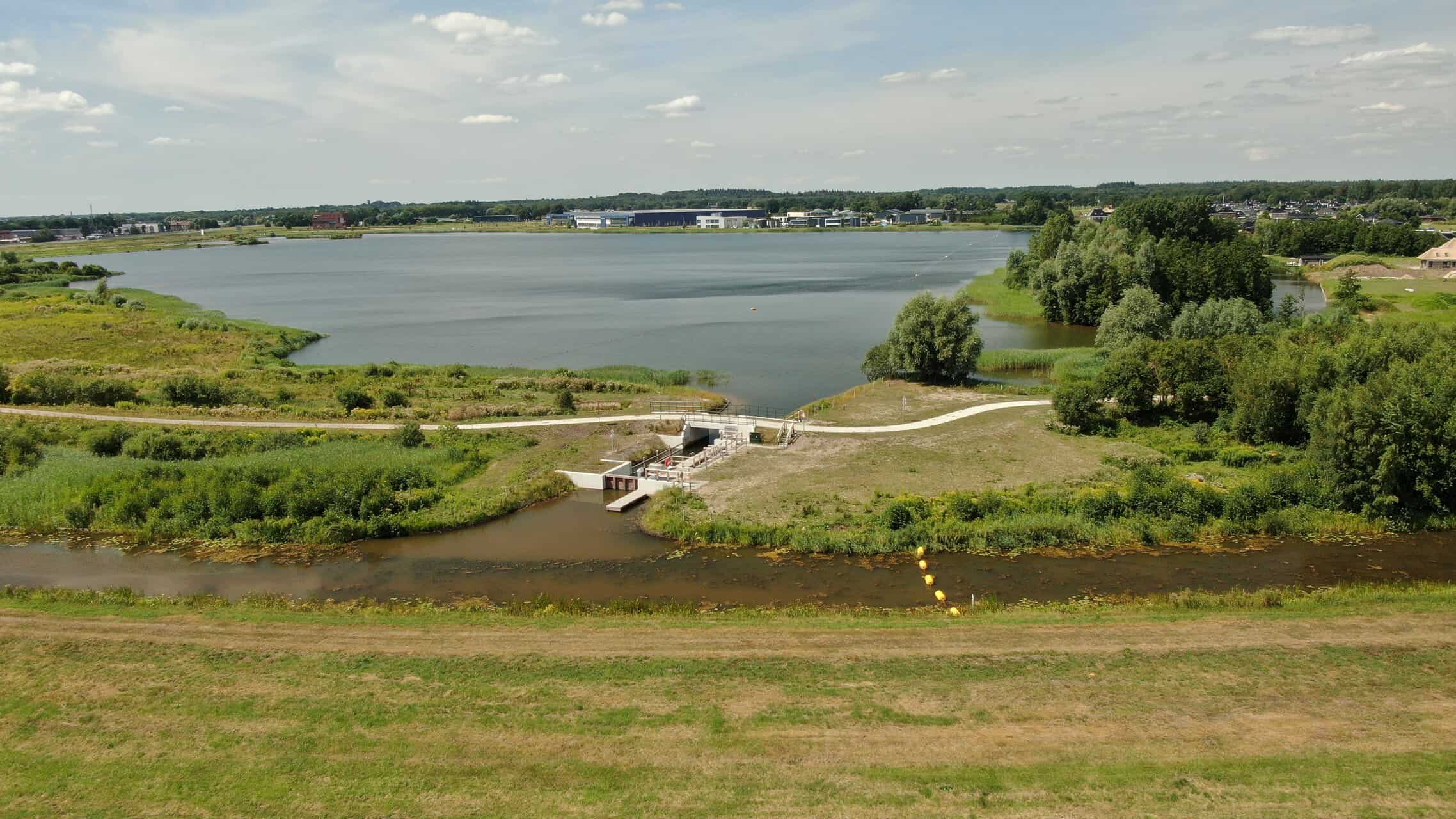 De sluis tussen het Eesermeer en de Steenwijker Aa (foto Dirk Brans)