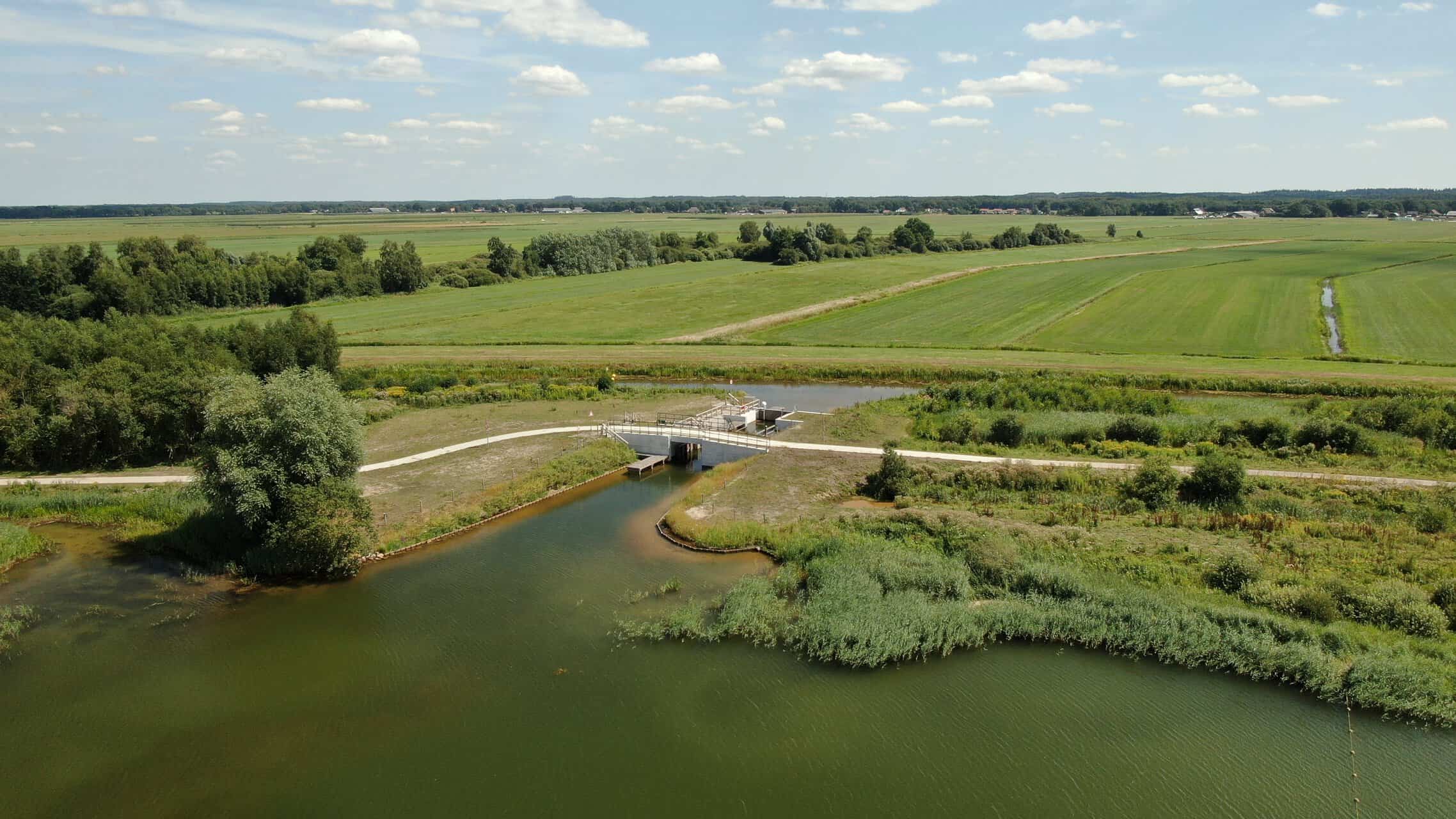 De sluis tussen het Eesermeer en de Steenwijker Aa (foto Dirk Brans)
