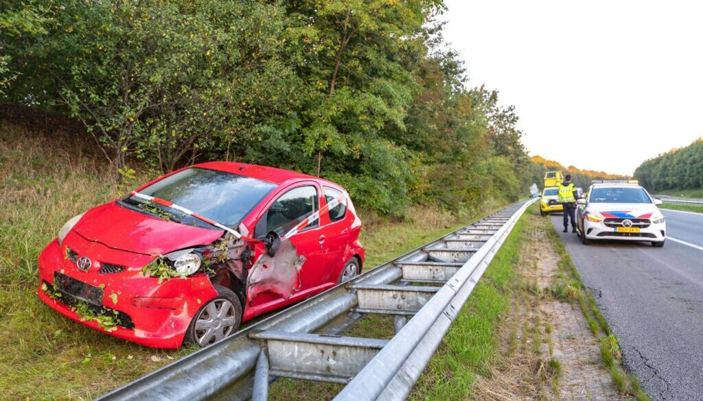 Auto achter vangrail A32 BTBmedia