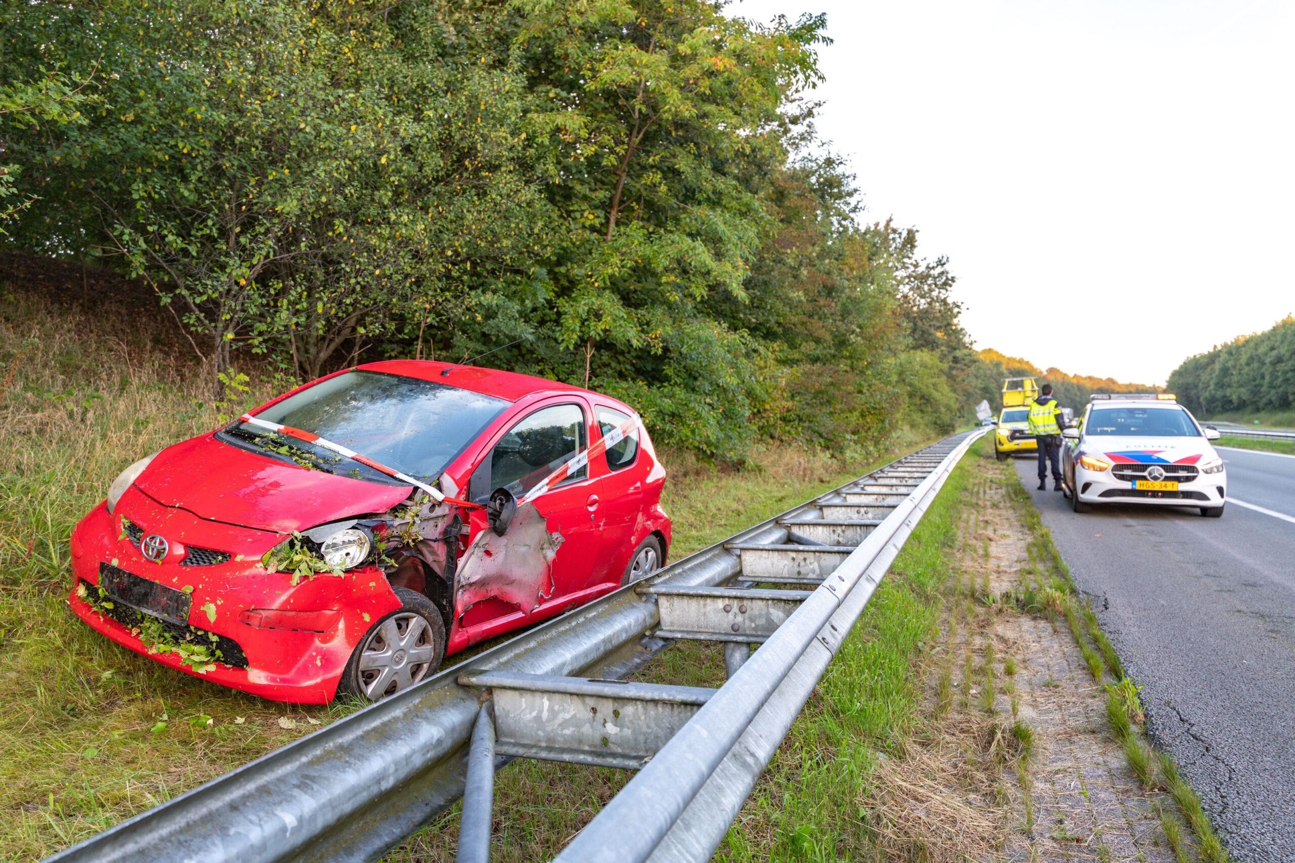 Auto achter vangrail A32 BTBmedia