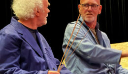 Scene uit de repetitie van Paradijsvogels uit West (foto aangeleverd)