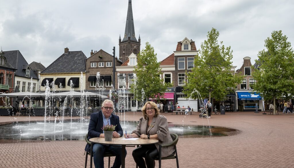 Ondertekening Uitvoeringsovereenkomst BIZ 2027-2031 door wethouder Miriam Slomp-Dekkers en Erik Hilbink, voorzitter Steenwijk Vestingstad. (foto Bergsma Photography)
