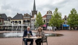 Ondertekening Uitvoeringsovereenkomst BIZ 2027-2031 door wethouder Miriam Slomp-Dekkers en Erik Hilbink, voorzitter Steenwijk Vestingstad. (foto Bergsma Photography)