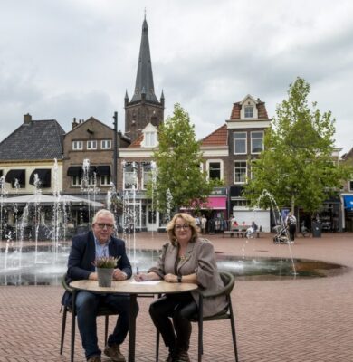 Ondertekening Uitvoeringsovereenkomst BIZ 2027-2031 door wethouder Miriam Slomp-Dekkers en Erik Hilbink, voorzitter Steenwijk Vestingstad. (foto Bergsma Photography)