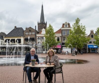 Ondertekening Uitvoeringsovereenkomst BIZ 2027-2031 door wethouder Miriam Slomp-Dekkers en Erik Hilbink, voorzitter Steenwijk Vestingstad. (foto Bergsma Photography)