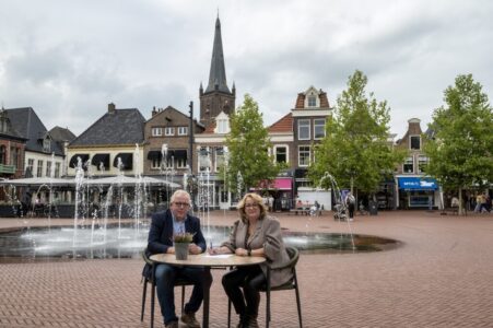 Ondertekening Uitvoeringsovereenkomst BIZ 2027-2031 door wethouder Miriam Slomp-Dekkers en Erik Hilbink, voorzitter Steenwijk Vestingstad. (foto Bergsma Photography)