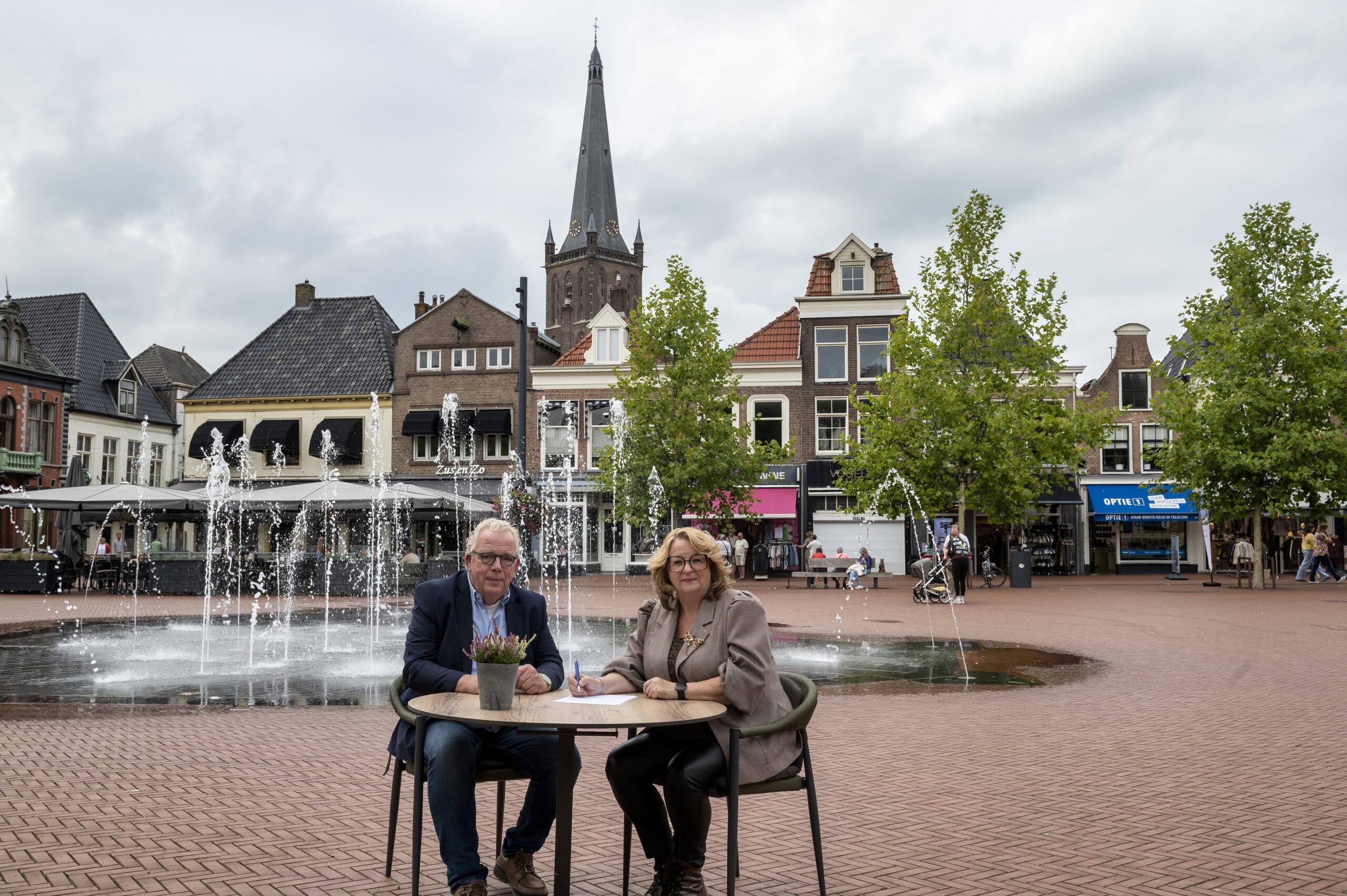 Ondertekening Uitvoeringsovereenkomst BIZ 2027-2031 door wethouder Miriam Slomp-Dekkers en Erik Hilbink, voorzitter Steenwijk Vestingstad. (foto Bergsma Photography)