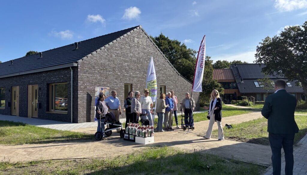 Bewoners 12 levensloopbestendige huurwoningen in Vledder verwelkomd (foto aangeleverd)