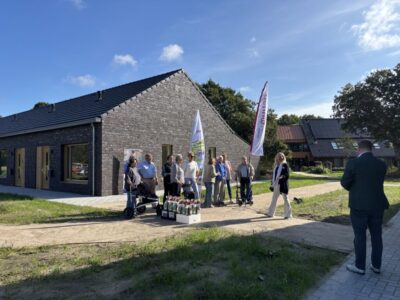 Bewoners 12 levensloopbestendige huurwoningen in Vledder verwelkomd (foto aangeleverd)