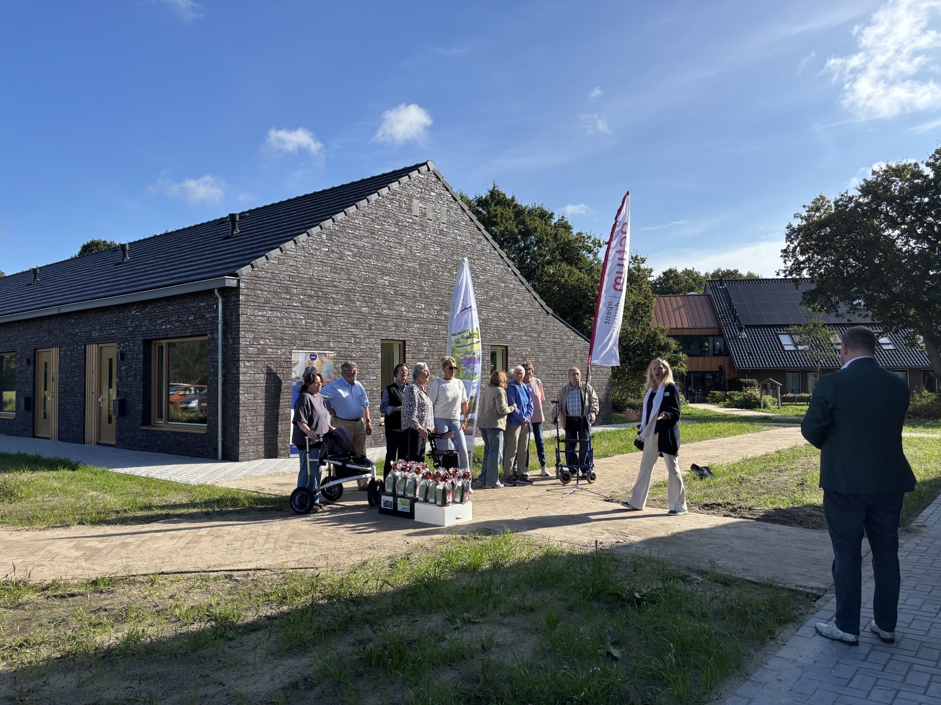 Bewoners 12 levensloopbestendige huurwoningen in Vledder verwelkomd (foto aangeleverd)