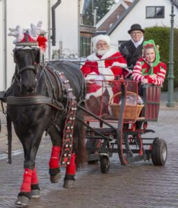 Kerstman met elfje in de arrenslee (foto organisatie kerstrondje)
