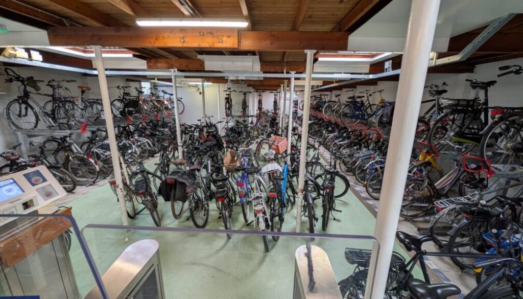NS fietsenstalling Station Steenwijk op en dag met nog wat ruimte Foto De Werven