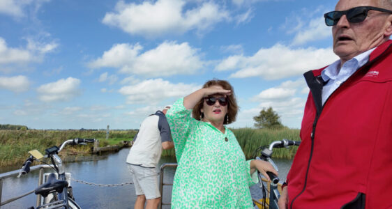 Overtocht met pontje over De Lende