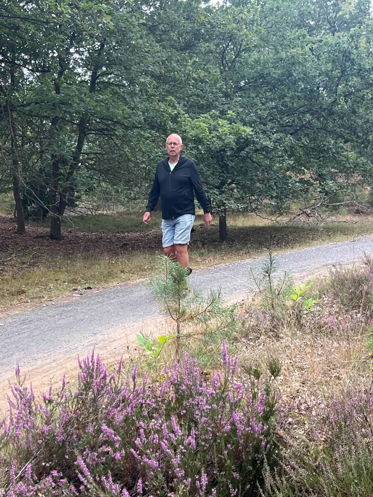 Willem Eisinga aan het wandelen in Appelscha (Foto: Willem Eisinga).