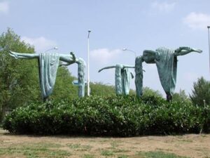 Three Floating Figures/De Maagden van Apeldoorn, 2001, De Maten, Apeldoorn (foto aangeleverd)