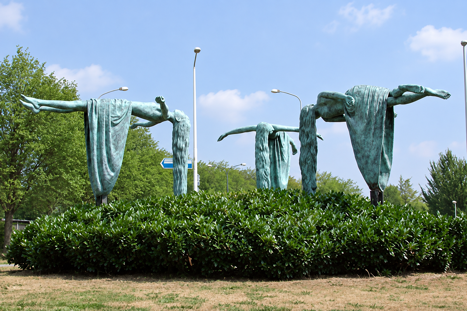 Three Floating Figures/De Maagden van Apeldoorn, 2001, De Maten, Apeldoorn (foto aangeleverd)
