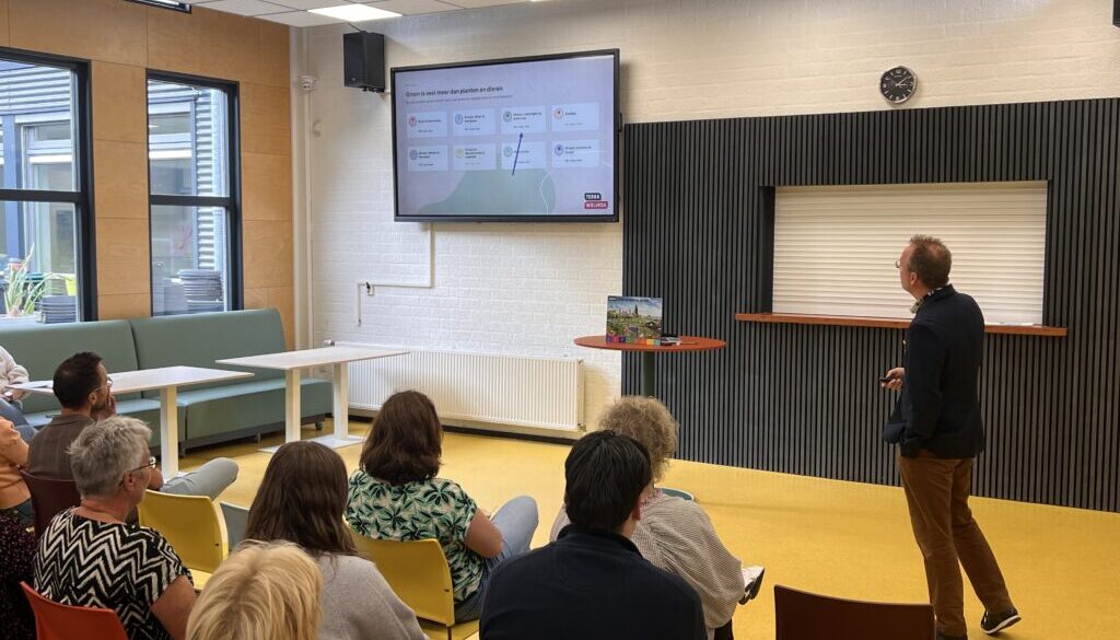 Groep 8-leerkrachten van Comprix en docenten van Terra Wolvega starten gezamenlijk met het traject voor onderzoekend leren. Tijdens de bijeenkomst luisteren zij naar de plannen en bespreken zij hoe PO en VO samen kinderen kunnen voorbereiden op de toekomst. (foto aangeleverd)