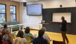 Groep 8-leerkrachten van Comprix en docenten van Terra Wolvega starten gezamenlijk met het traject voor onderzoekend leren. Tijdens de bijeenkomst luisteren zij naar de plannen en bespreken zij hoe PO en VO samen kinderen kunnen voorbereiden op de toekomst. (foto aangeleverd)