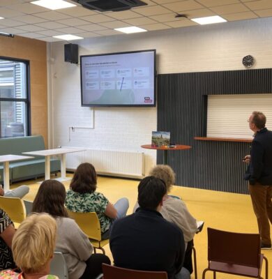 Groep 8-leerkrachten van Comprix en docenten van Terra Wolvega starten gezamenlijk met het traject voor onderzoekend leren. Tijdens de bijeenkomst luisteren zij naar de plannen en bespreken zij hoe PO en VO samen kinderen kunnen voorbereiden op de toekomst. (foto aangeleverd)