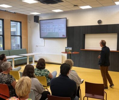 Groep 8-leerkrachten van Comprix en docenten van Terra Wolvega starten gezamenlijk met het traject voor onderzoekend leren. Tijdens de bijeenkomst luisteren zij naar de plannen en bespreken zij hoe PO en VO samen kinderen kunnen voorbereiden op de toekomst. (foto aangeleverd)