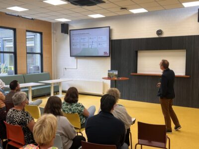 Groep 8-leerkrachten van Comprix en docenten van Terra Wolvega starten gezamenlijk met het traject voor onderzoekend leren. Tijdens de bijeenkomst luisteren zij naar de plannen en bespreken zij hoe PO en VO samen kinderen kunnen voorbereiden op de toekomst. (foto aangeleverd)