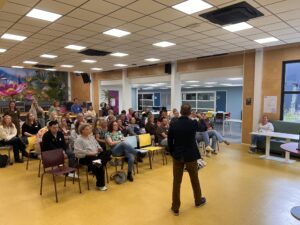 Groep 8-leerkrachten van Comprix en docenten van Terra Wolvega starten gezamenlijk met het traject voor onderzoekend leren. Tijdens de bijeenkomst luisteren zij naar de plannen en bespreken zij hoe PO en VO samen kinderen kunnen voorbereiden op de toekomst. (foto aangeleverd)
