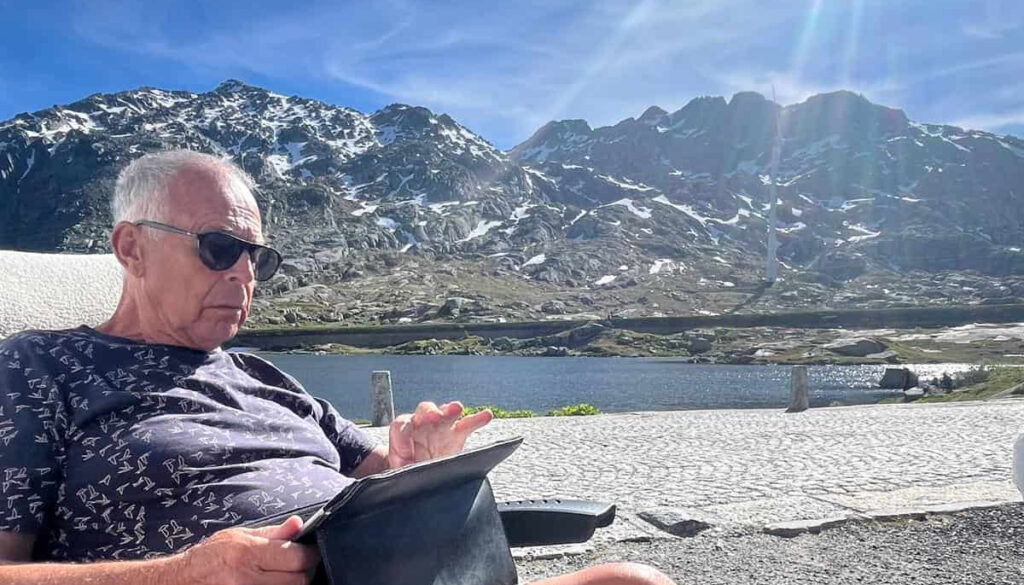 Willem Eising aan het werk voor Odrie op vakantie (Foto: Willem Eising).