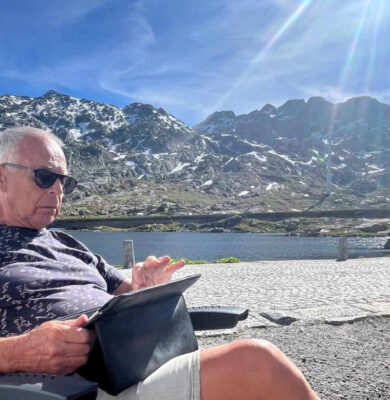 Willem Eising aan het werk voor Odrie op vakantie (Foto: Willem Eising).