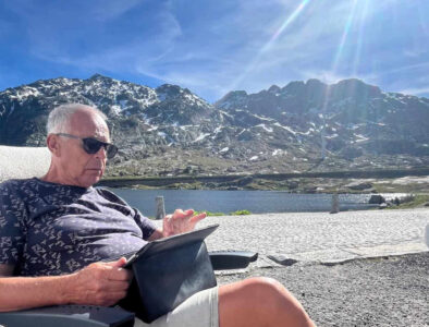 Willem Eising aan het werk voor Odrie op vakantie (Foto: Willem Eising).