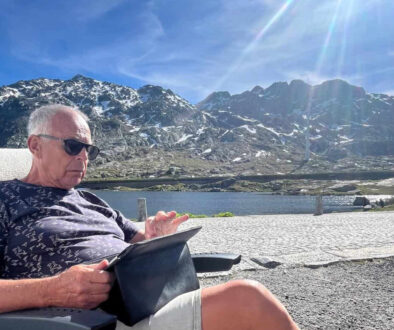 Willem Eising aan het werk voor Odrie op vakantie (Foto: Willem Eising).