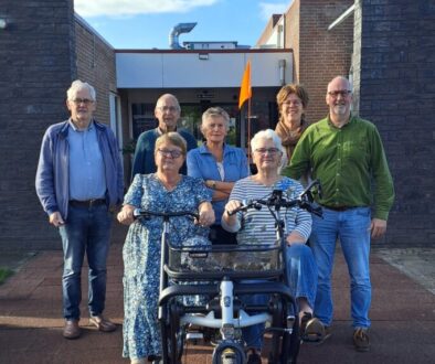 Bestuursleden Gerard Meijerink, Yme van der Valk, Lydia Schot, Marieke Pit, Marcel de Jong, op de duofiets vlnr: Alie Jongschaap en Loes Frissen (foto aangeleverd)