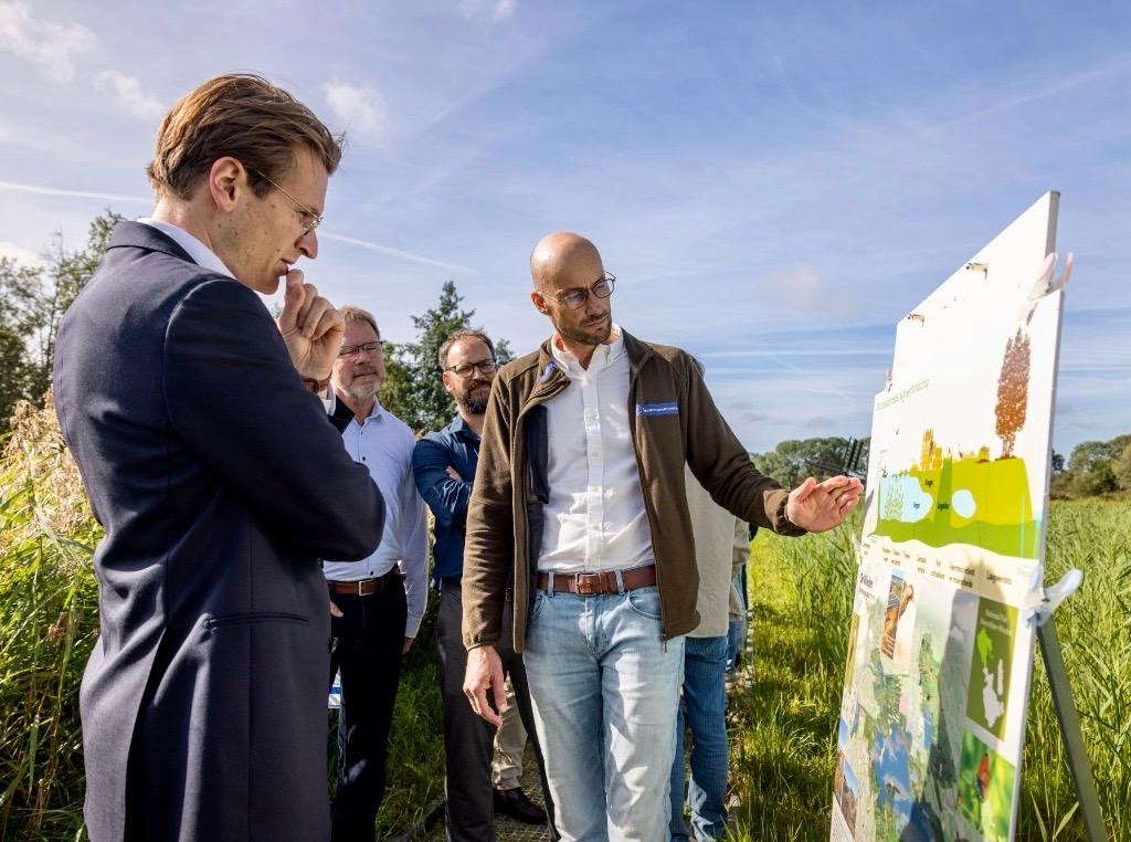 Minister van Essen op bezoek bij Natuurmonumenten