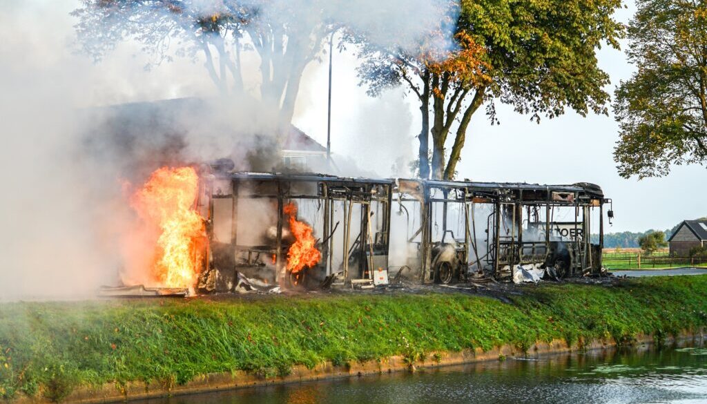 De bus op lijn 20 brandde volledig uit (foto: BTBmedia).