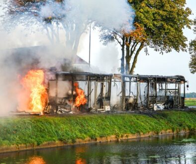 De bus op lijn 20 brandde volledig uit (foto: BTBmedia).