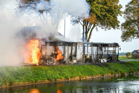 De bus op lijn 20 brandde volledig uit (foto: BTBmedia).