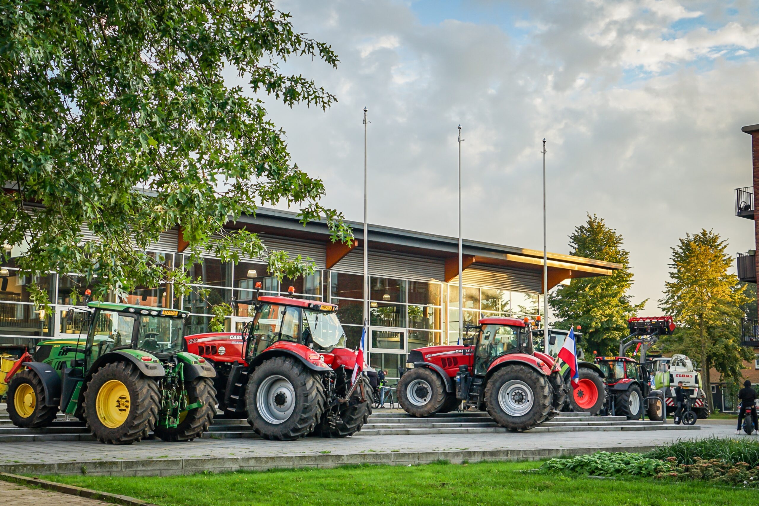 Trekkers staan geparkeerd voor het gemeentehuis.