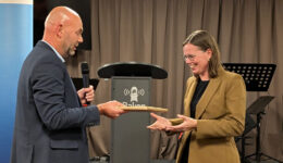 CU-voorzitter Bert van Drogen bedankt Mirjam Bikker (foto; De Werven)
