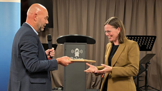 CU-voorzitter Bert van Drogen bedankt Mirjam Bikker (foto; De Werven)