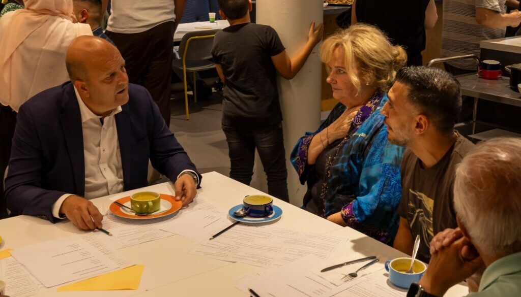 Culturele Proeverij oktober burgemeester aan tafel (foto aangeleverd)