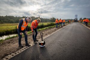 Wanneperveen Aanleg proefvak Ecofalt op de Lozedijk in aanwezigheid van wethouder Tilko Gernaat. (foto Gemeente Steenwijkerland/Wilbert Bijzitter)