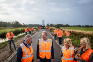 Wanneperveen Aanleg proefvak Ecofalt op de Lozedijk in aanwezigheid van wethouder Tilko Gernaat. (foto Gemeente Steenwijkerland/Wilbert Bijzitter)